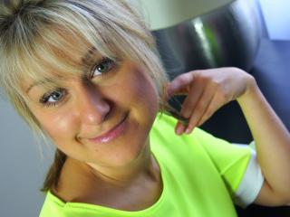 HottClara - Chat cam hard with this shaved genital area Hot chick 