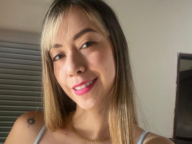 EmilyBonnett - Live sex cam - 27001124