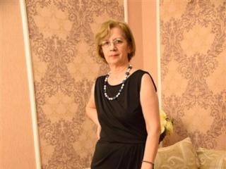 Camgirl and Webcam Model DivineCarla on Go Adult Chat