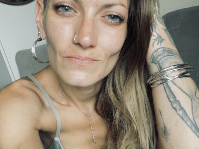 DaneeSoHot - Sexe cam en vivo - 27090213