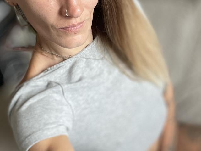 DaneeSoHot - Live sex cam - 27090234