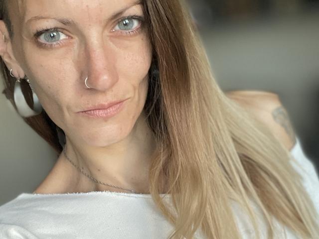 DaneeSoHot - Live sex cam - 27205839