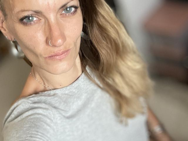 DaneeSoHot - Live sexe cam - 27287691