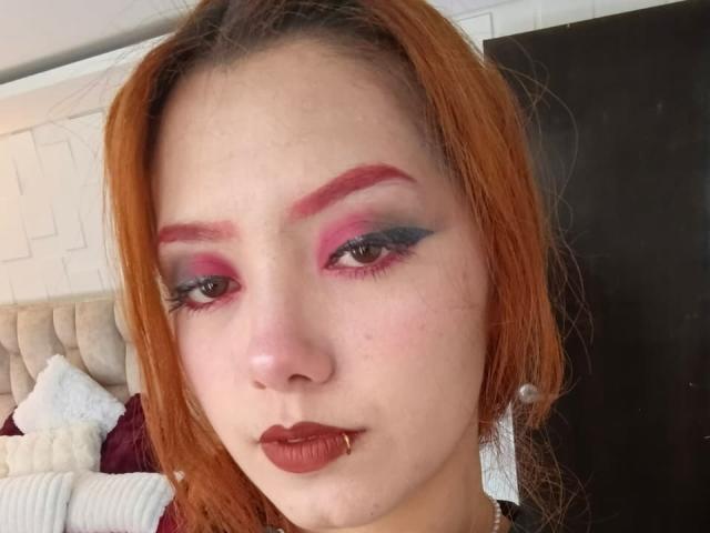 EmmaThomsonn - Live Sex Cam - 27292136