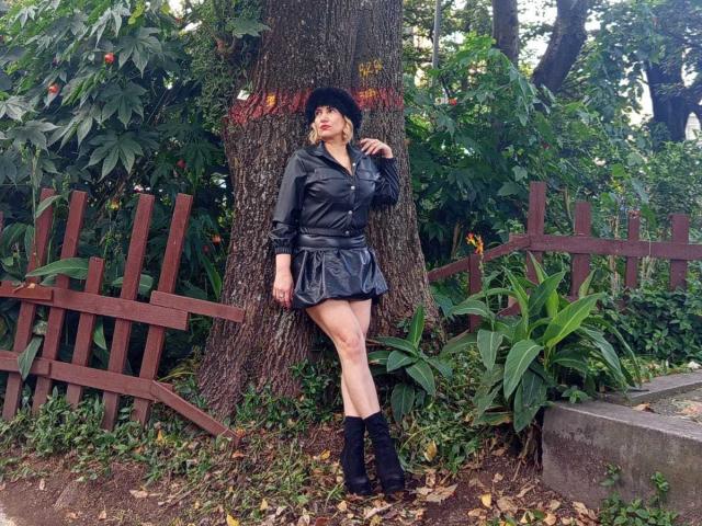 GiuliaAddams - Live Sex Cam - 27390898