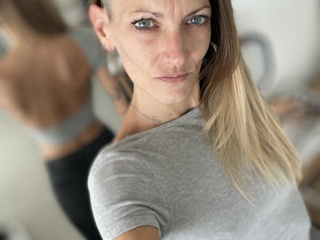 DaneeSoHot - Live porn &amp; sex cam - 27490152