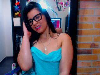 PrettyDolly - online chat xXx with a 18+ teen woman with regular tits 