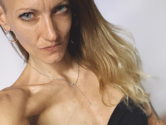 DaneeSoHot - Live sex cam - 27932270
