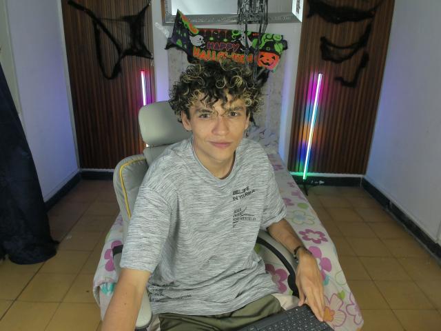 HottLoverForU69 - Live sex cam - 27958175