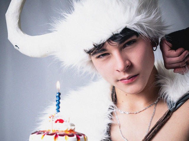 LukeHowlandy - Live sex cam - 28007573