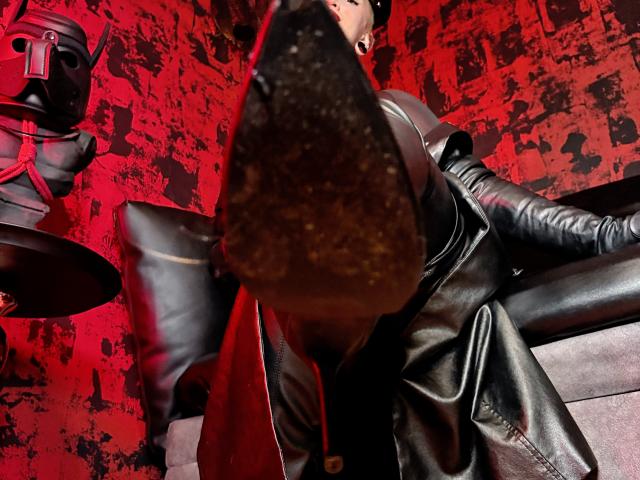 FiorellaNox - Live sex cam - 28055576