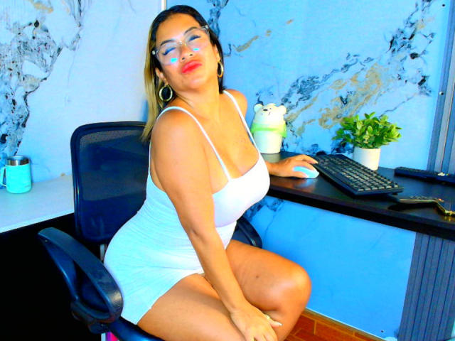 AlixLow - Live porn &amp; sex cam - 28103345