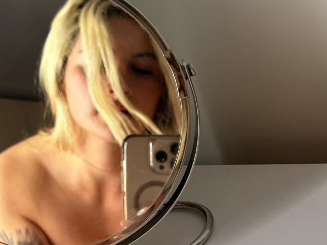 AtheneaRossi - Live Sex Cam - 28108100