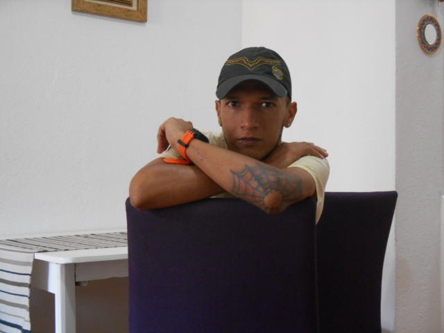 BoyBigGMonster - Live excitant avec ce Gay avec des cheveux noirs  