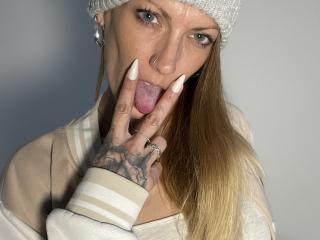 DaneeSoHot - Live Sex Cam - 28176197