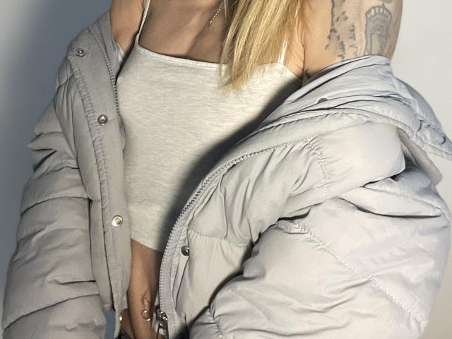 DaneeSoHot - Live Sex Cam - 28176212