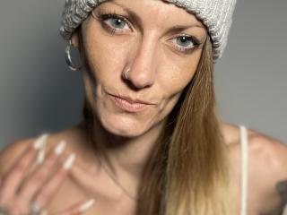 DaneeSoHot - Live Sex Cam - 28176245