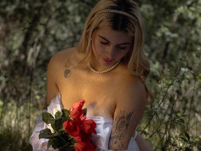 AtheneaRossi - Live sex cam - 28272077