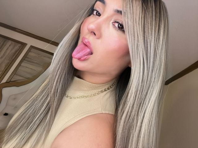 MaeCollins - Live Sex Cam - 28336046