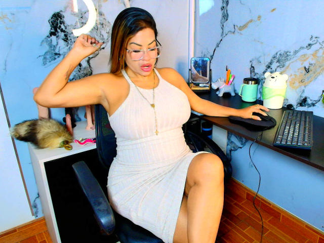 AlixLow - Live sex cam - 28384550