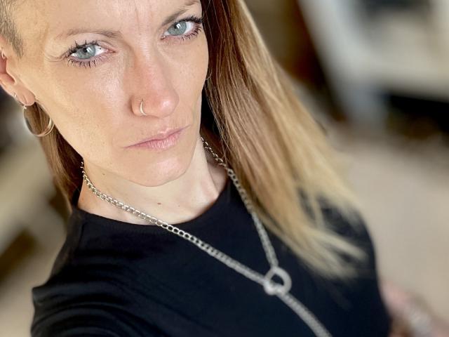 DaneeSoHot - Live Sex Cam - 28441508