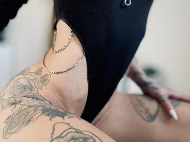 DaneeSoHot - Live Sex Cam - 28441520