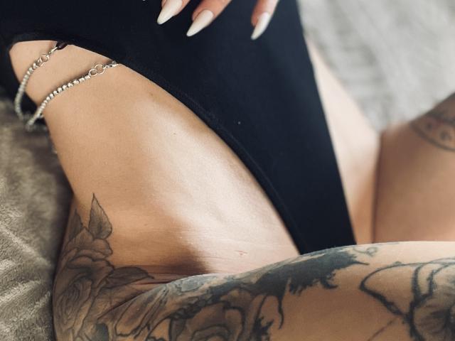 DaneeSoHot - Live Sex Cam - 28441535