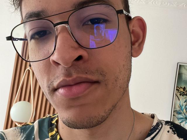 MiloJhones - Live sexe cam - 28607834