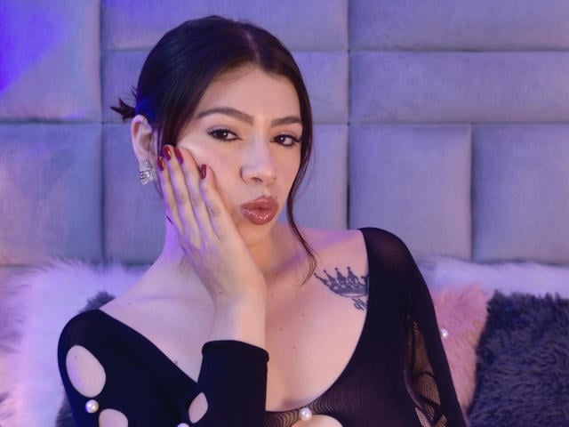 LindaMancini - Live Sex Cam - 28620335