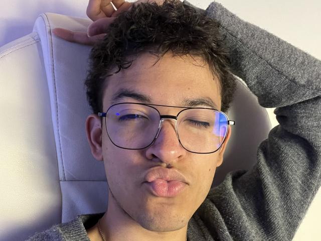 MiloJhones - Live sexe cam - 28675643