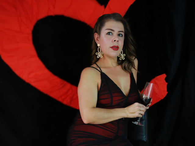 EmiliaMilf - Live sex cam - 28822721