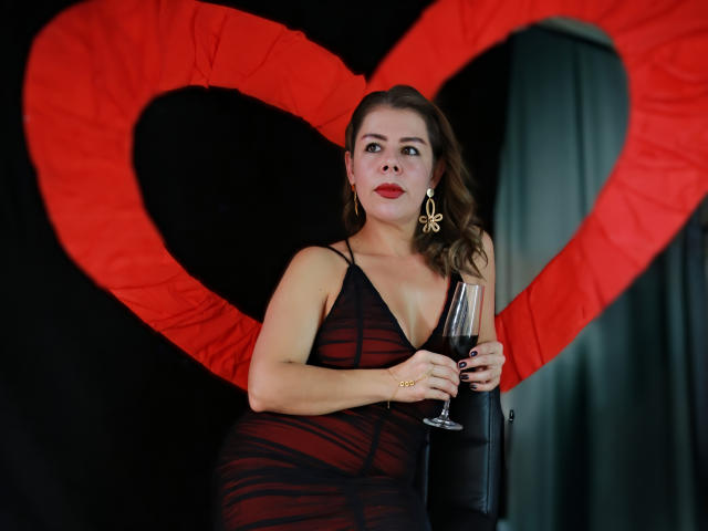 EmiliaMilf - Live sex cam - 28822730