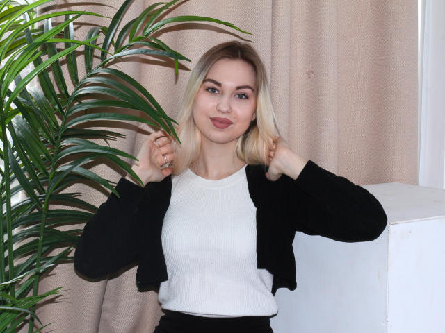 NicoleHrum - Live sexe cam - 28974086