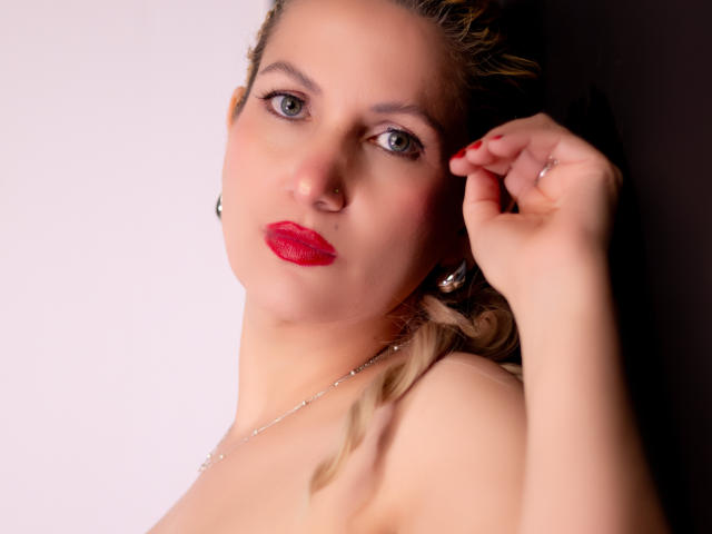 GiuliaAddams - Live sex cam - 29061419