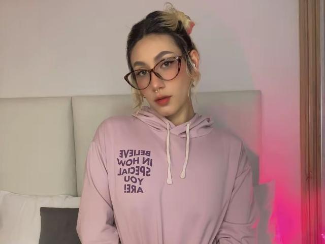 EmilyRobertts - Live Sex Cam - 29234978