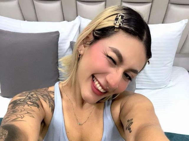 EmilyRobertts - Live Sex Cam - 29235125