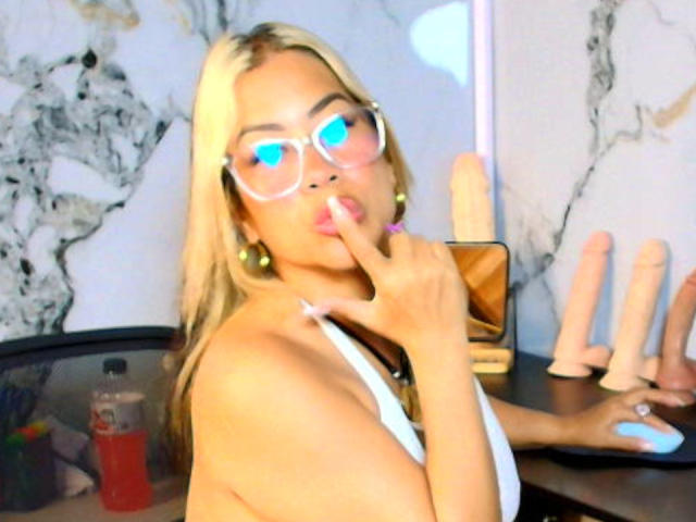 AlixLow - Live Sex Cam - 29335994