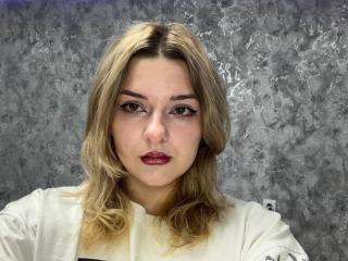 Watch  AdrianePittillo live on XLoveCam