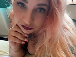 Watch  MissNoirely-hot live on XLoveCam