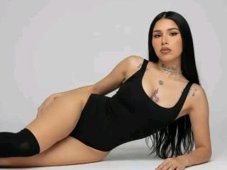 Watch  MelanyRosse live on XLoveCam