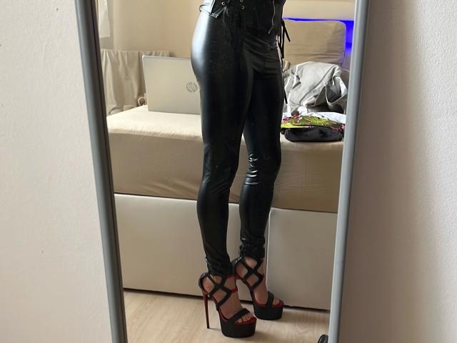 lilly-daemon-hot - Live porn &amp; sex cam - 29667491