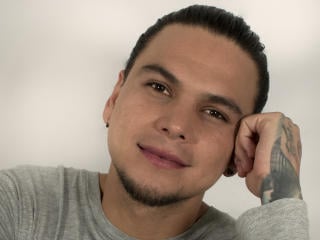 Watch  RobSaenz live on XLoveCam