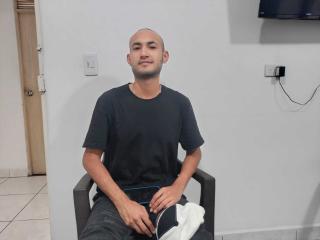 Watch  KrilLynnt live on XLoveCam