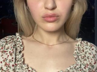 Watch VinitaFiliault Live on XLoveCam
