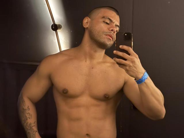 AdrianMontrell - Live sex cam - 30139103