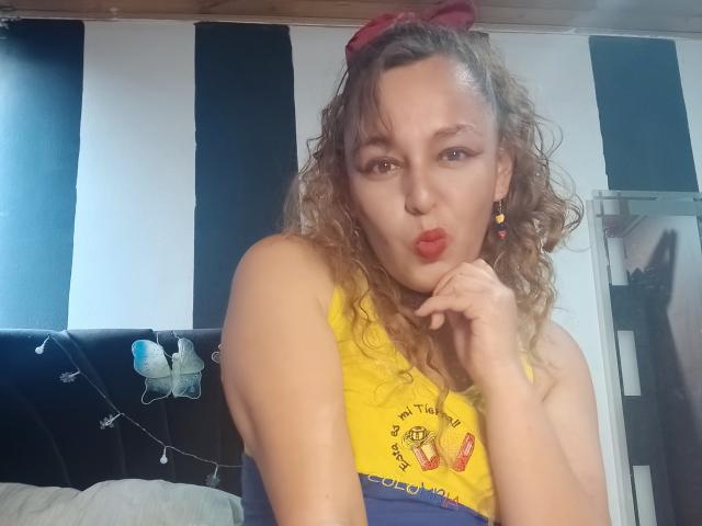 AmandaHotL - Live Sex Cam - 30173021