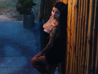 Live Chat with EmiliAdams on XLoveCam