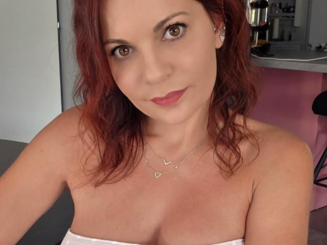 JuneLaFrenchie - Live Sex Cam - 30210494
