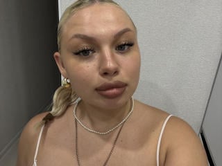 Watch MagaretRanaudo Live on XLoveCam