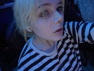 Live Chat with kinEvi on XLoveCam